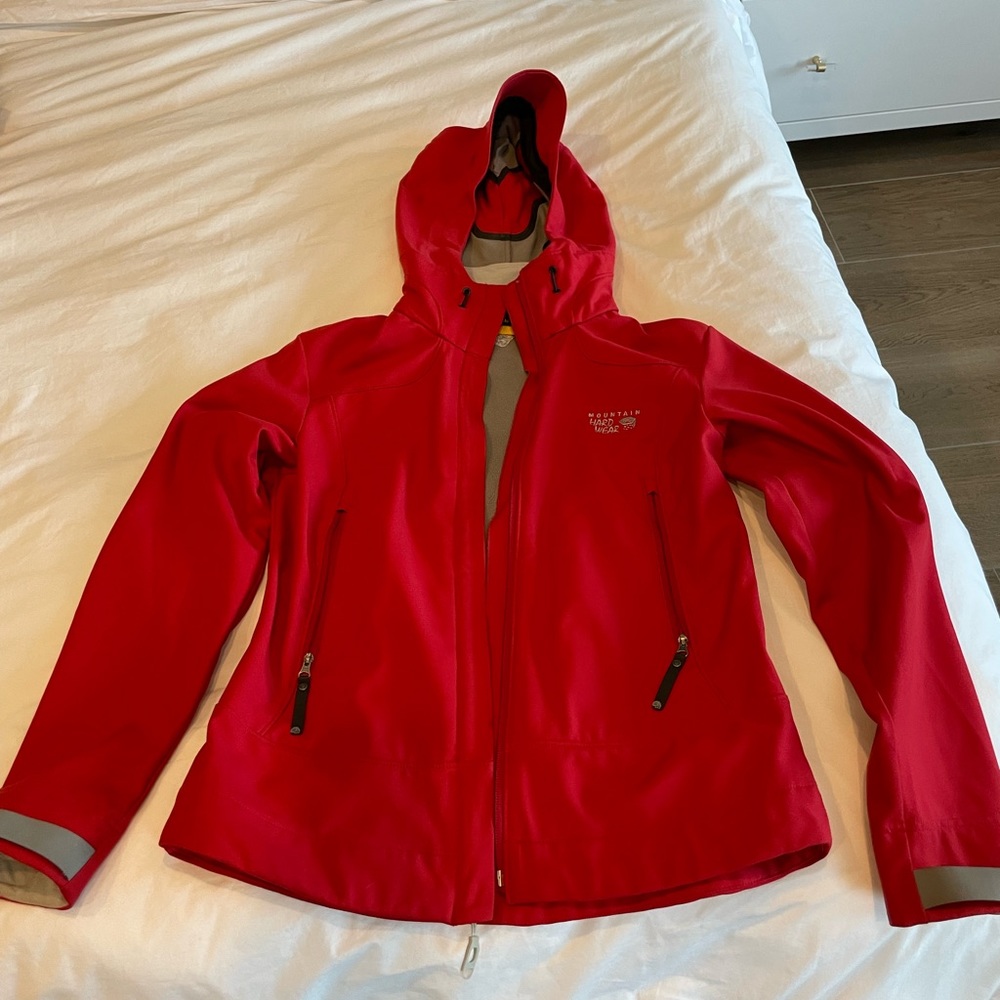 Excellent condition Mountain Hardwear Red size S softshell hooded jacket